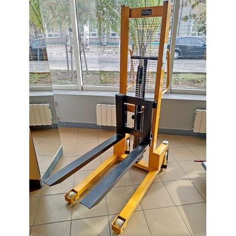 Управляй грузами легко: преимущества ручных штабелёров