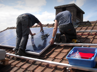 L’installation de panneaux solaires sur un toit