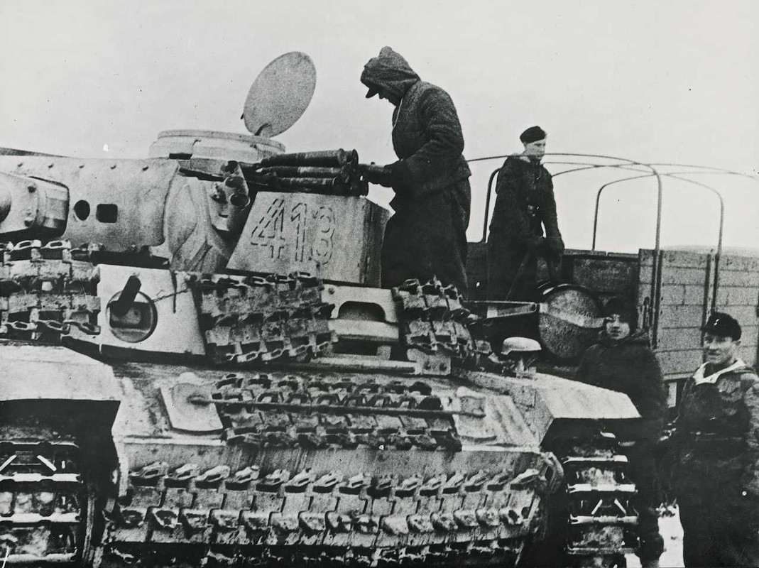 Østfronten. Benzin og amunition påfyldes tysk tank.