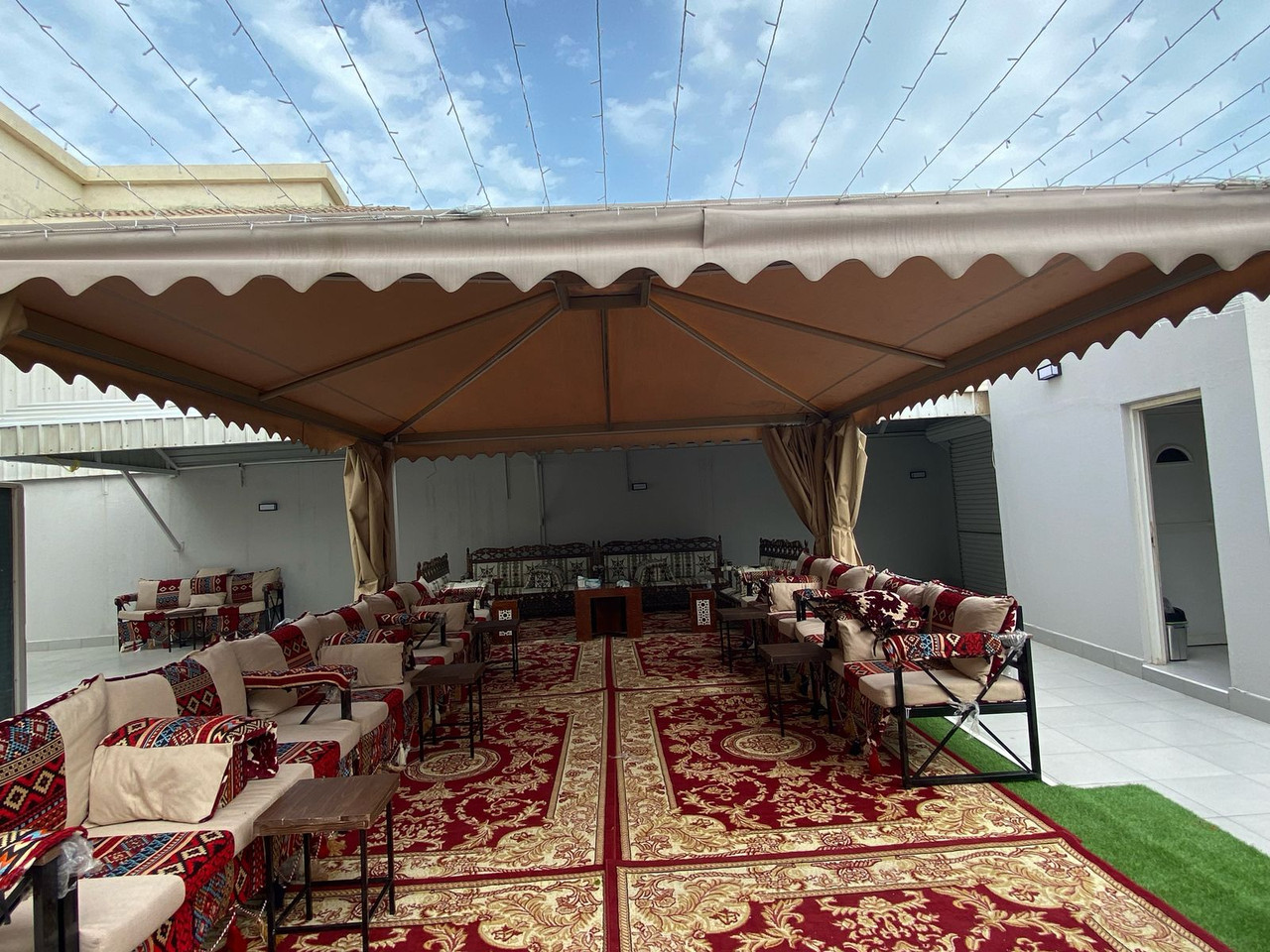 عقود لمبات ديكورية