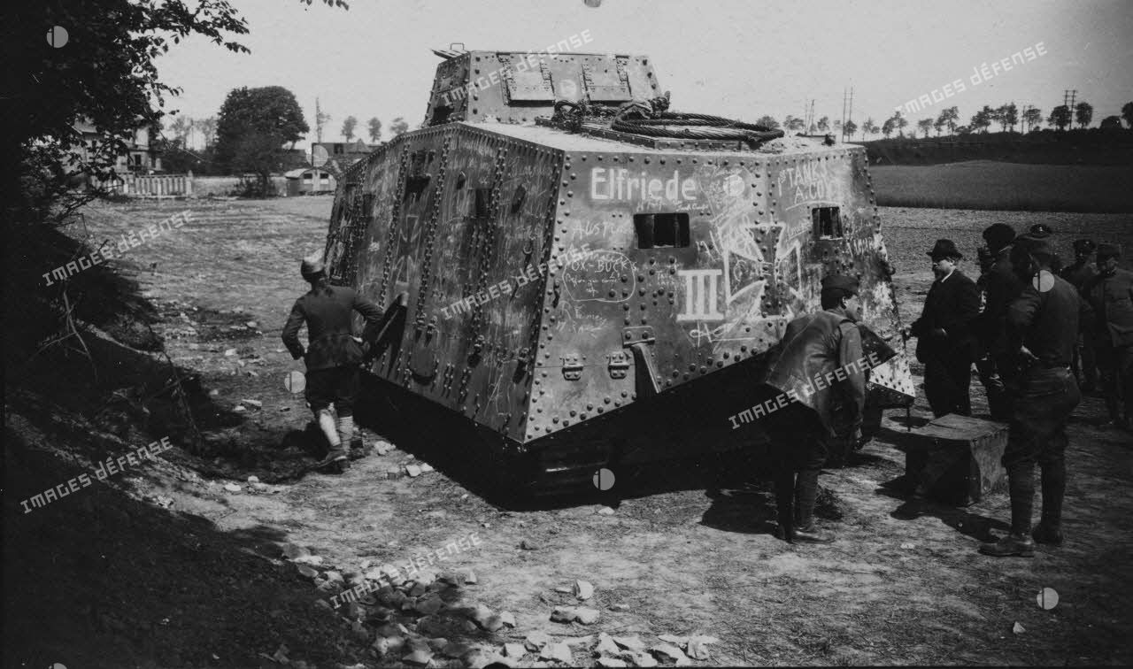 Archives photographiques de Jules-Louis Breton (1872-1940). Epreuves -Char allemand inspecté- (mai 1