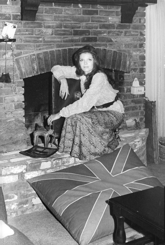 samantha_eggar_b31
