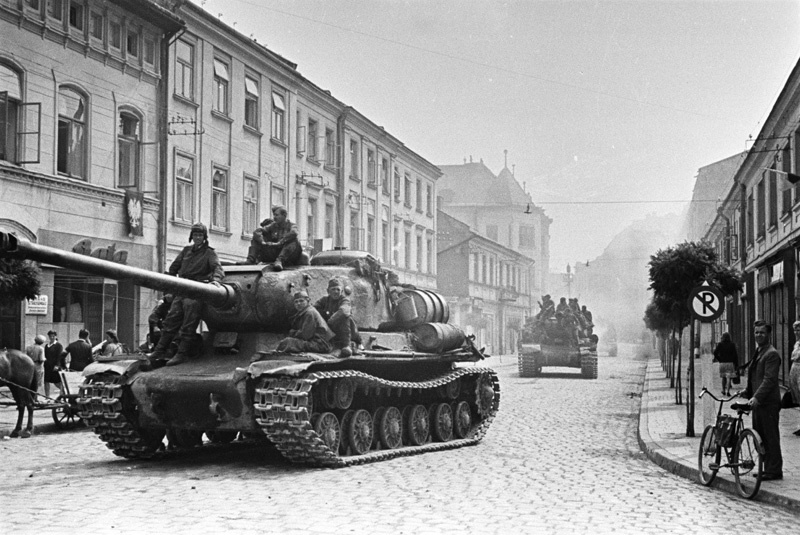 Советские войска входят в польский город Жешув