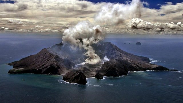 Whakaari-vulk-nkit-r-s.jpg