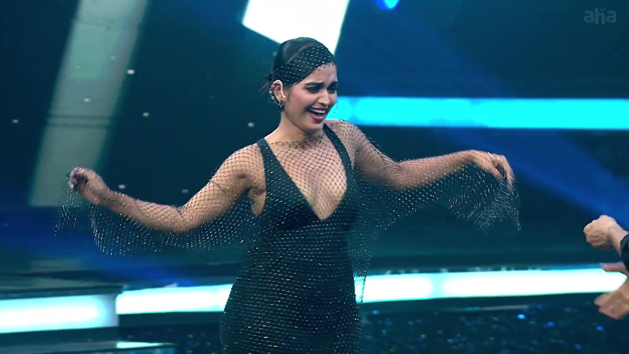 Serial Actress Priyanka Jain Hottest Ever Open Boobs Cleavage & Thighs Exposure-1080P