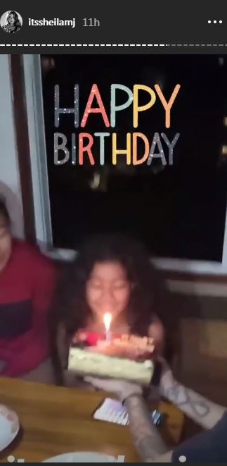 Leticia meniup lilin