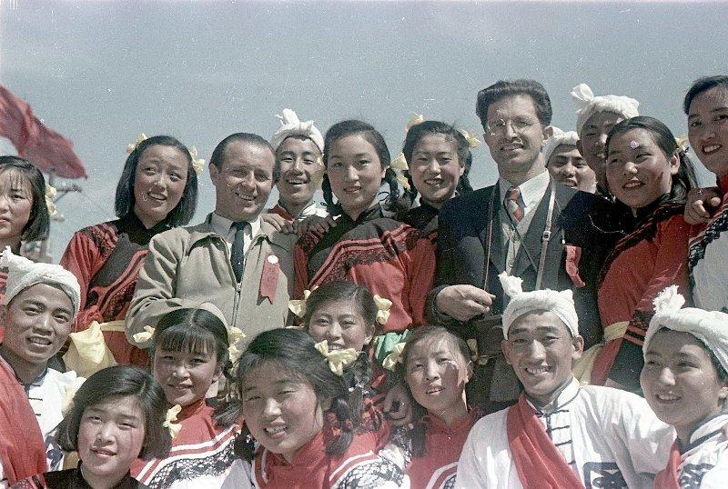 Провозглашение Китайской Народной Республики 1 октября 1949 г. Провозглашение Китайской Народной Республики 1 октября 1949 г. снимке, Владиславович, Владислав, Микоша, серой, куртке, СНИМКОВ, МНОГОМНОГО, КАТОМ, фотокинооператор, советский, случаю, октября, Тяньаньмэ́нь, площади, провозглашение, Китайской, автор, республики, Народной