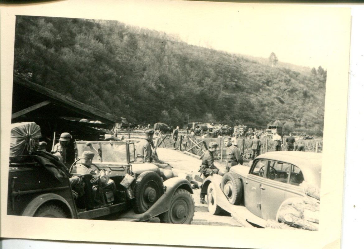 Autos PKWs Kübelwagen Vormarsch über Behelfsbrüc