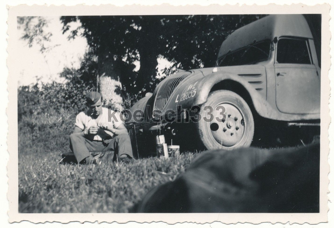 Foto französischer Peugeot 402 PKW Beute Kennung