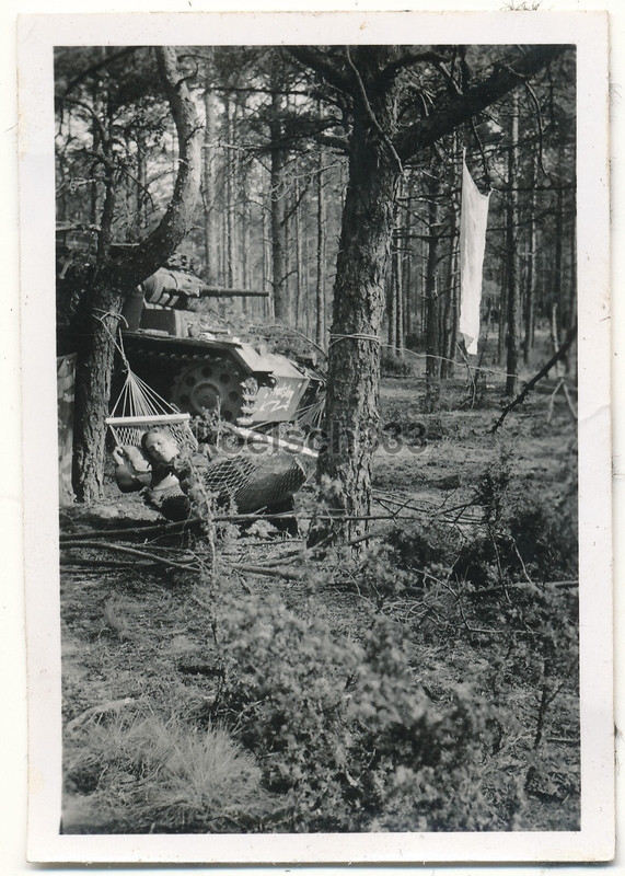 Panzermann macht Nickerchen in Hängematte vor Pa