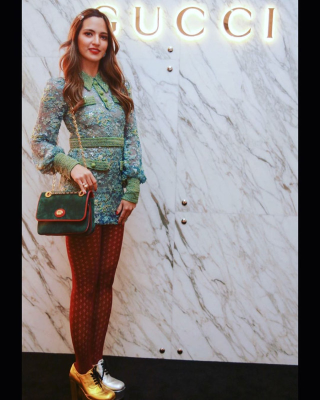 Nia Ramadhani mengenakan fashion dari brand Gucci