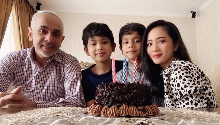 Bunga Zainal dan keluarganya