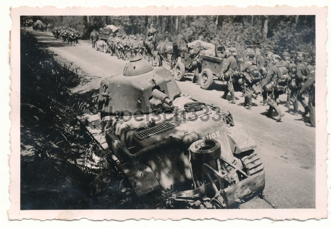 Foto französischer Char Panzer MG Zwillingssocke