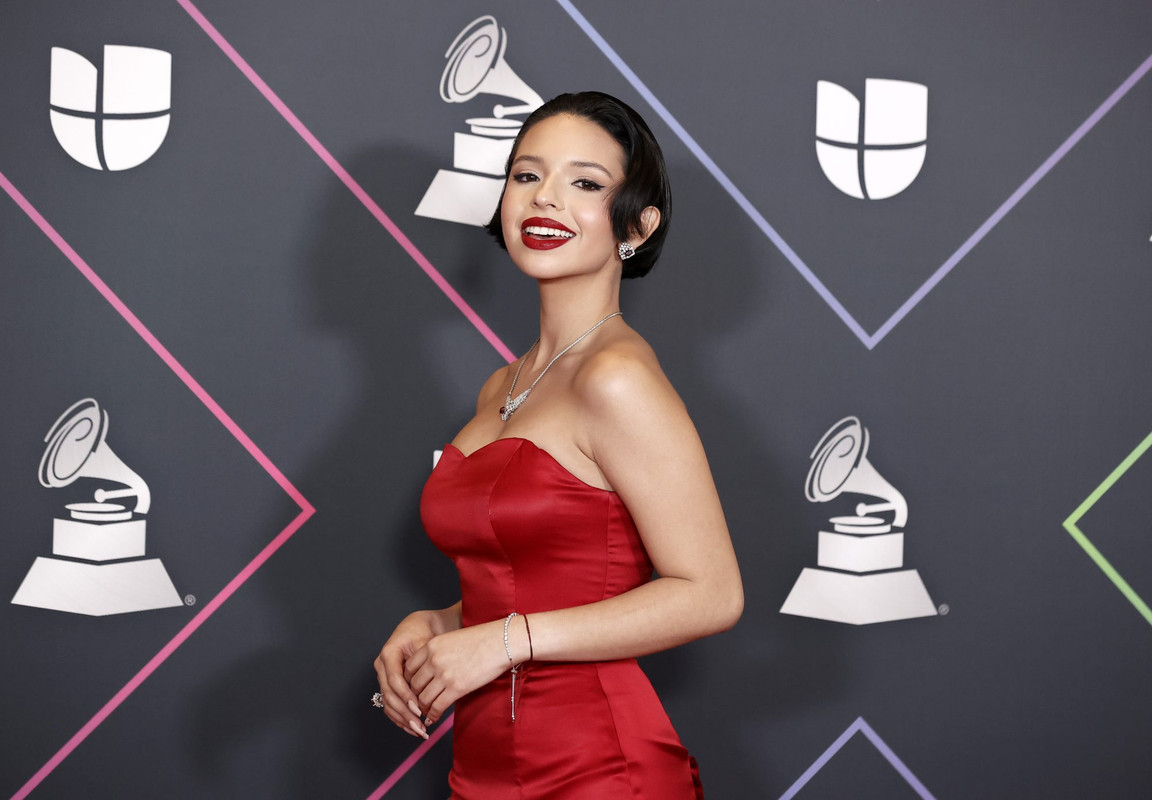 Ángela Aguilar enamoró a todos por posar con este bello camisón de seda