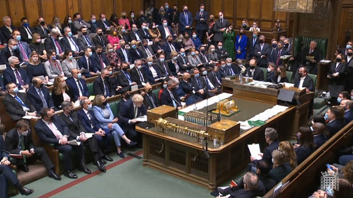 En Reino Unido Boris Johnson desafía los llamados a renunciar en el parlamento