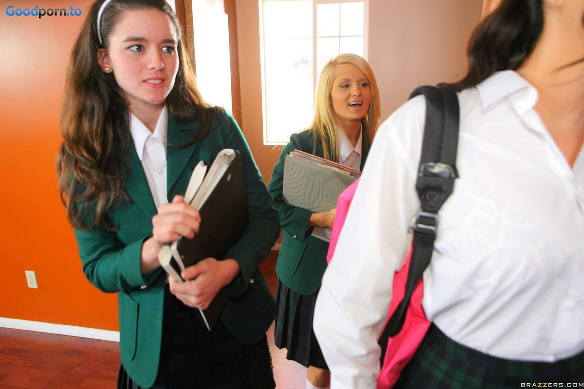 11-3-22 Sohia Santi, extra brunette, Valerie Heart aka Valerie Hope blonde extra (4)