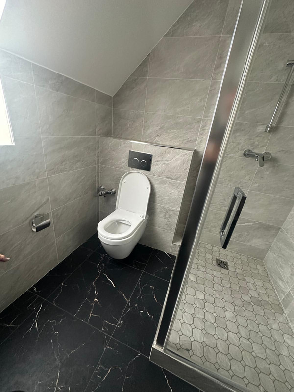 Salle de bain moderne avec douche à l'italienne