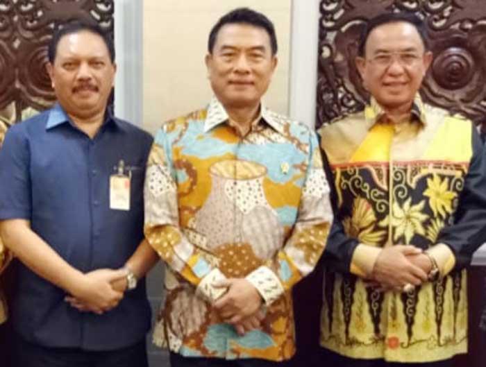 Bupati Inhil HM Wardan dan Sekda Inhil H Said Syarifuddin foto bersama dengan Kepala Staf Kepresidenan RI, Jend (Purn) Moeldoko di Jakarta, Jumat (21/6/2019).