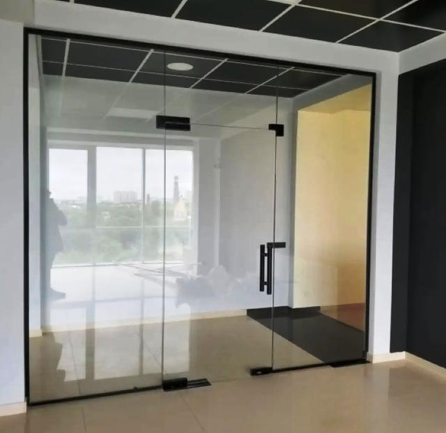 Розсувні системи зі скла: практичність і мінімалізм у сучасному дизайні