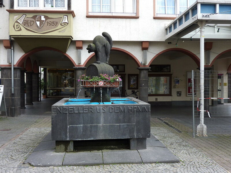 Schwarze-Katz-Brunnen-in-Zell