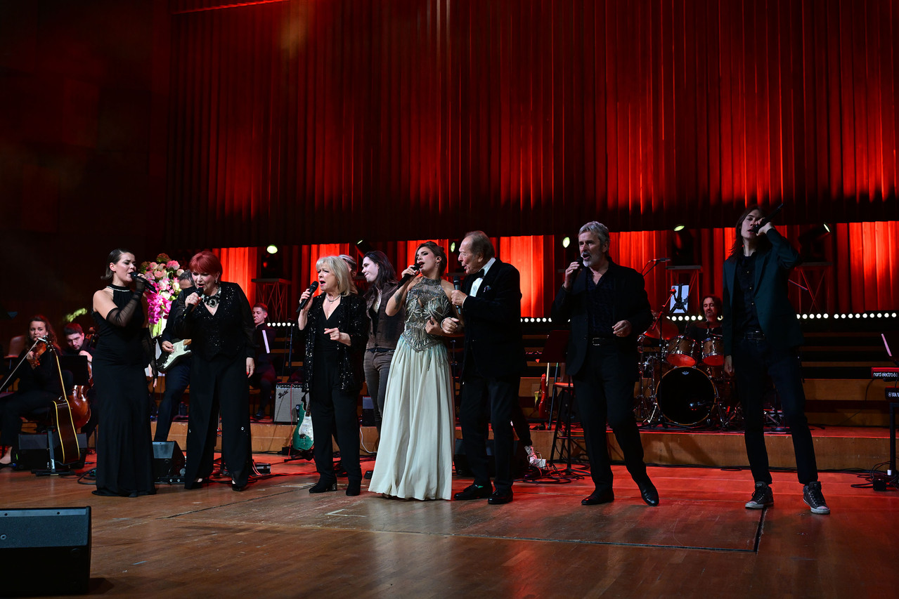 Foto 6 Lara Demarin Zorica Kondža Jasna Zlokić Dino Jelusić Miro Ungar Darko Domijan Bruno Jel