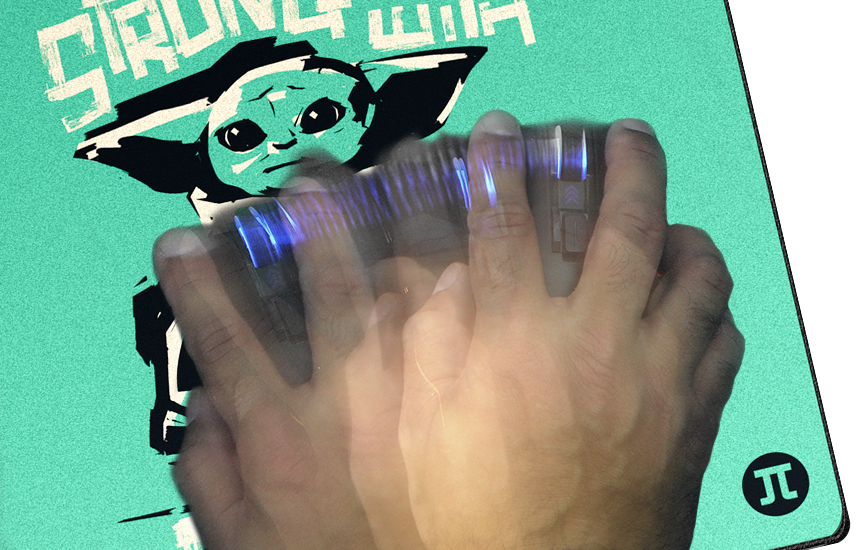 Mouse Pad Gaming Primus Grogu Arena en un entorno de juego.