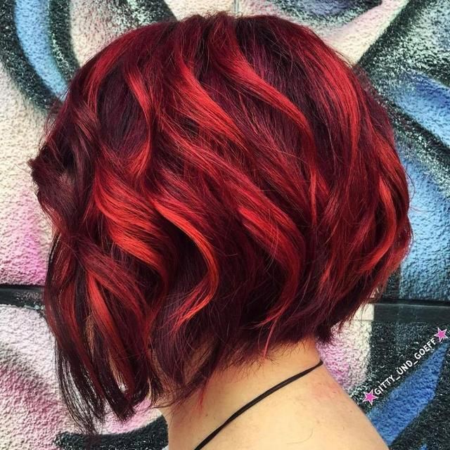 crvena talasasta slojevita paž/bob frizura sa svetlije crvenim pramenovima