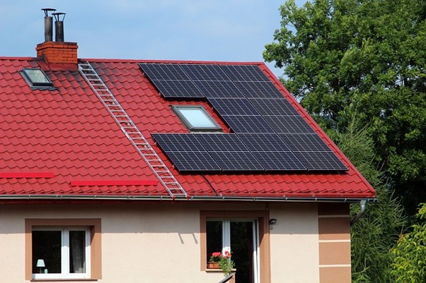 toit rouge d’une maison avec panneau solaire