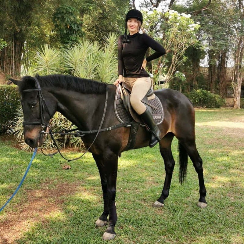 Nia Ramadhani saat berkuda