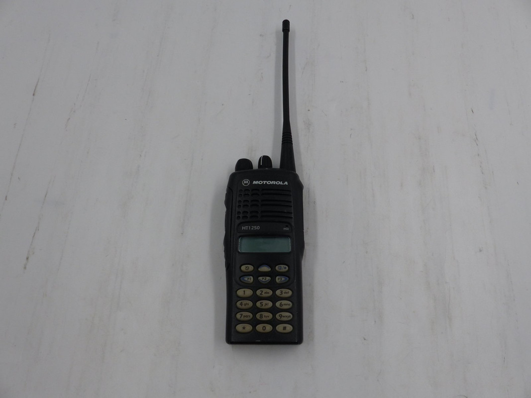 MOTOROLA AAH25SDH9AA6AN HT1250 16 CH TWO WAY RADIO WITH ANTENNA