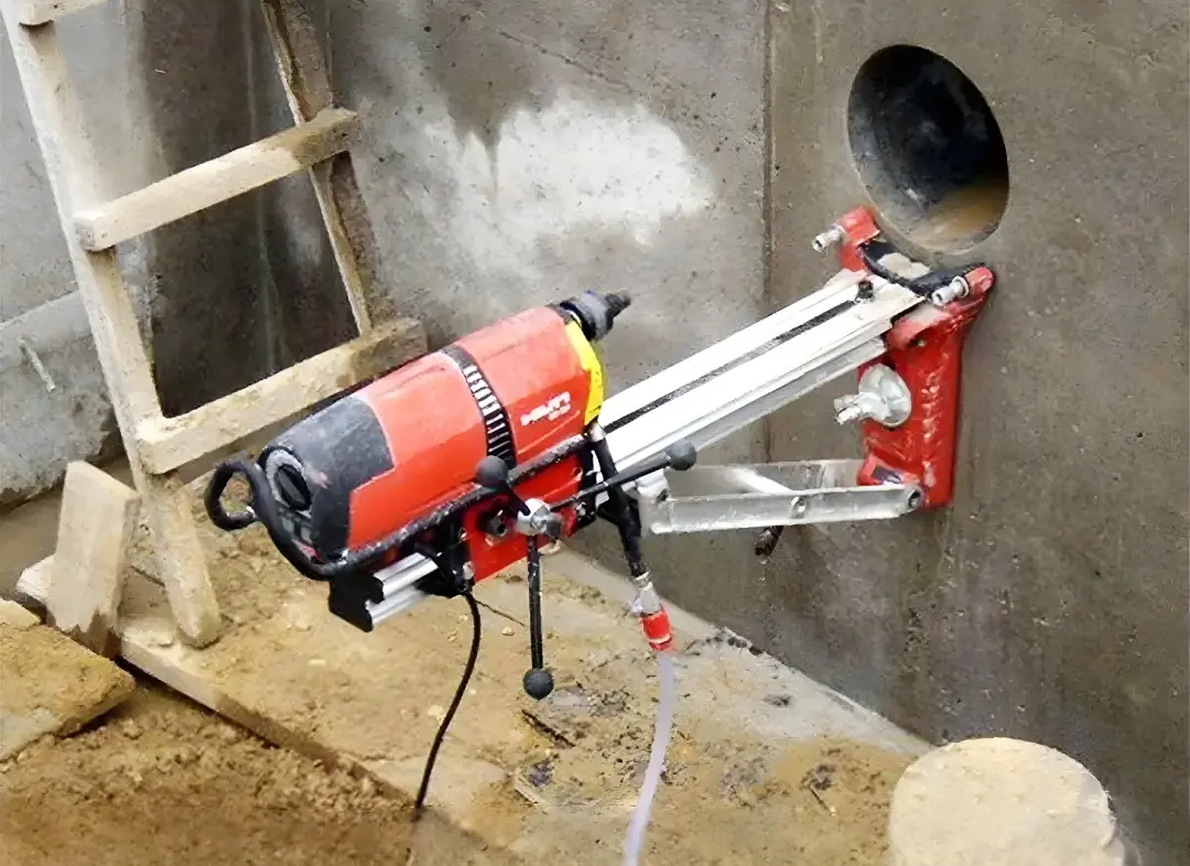 صورة مقربة لرأس كور تخريم يقطع فتحة نظيفة في جدار خرساني.