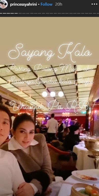 Syahrini dan Reino Barack berpose di sebuah restoran
