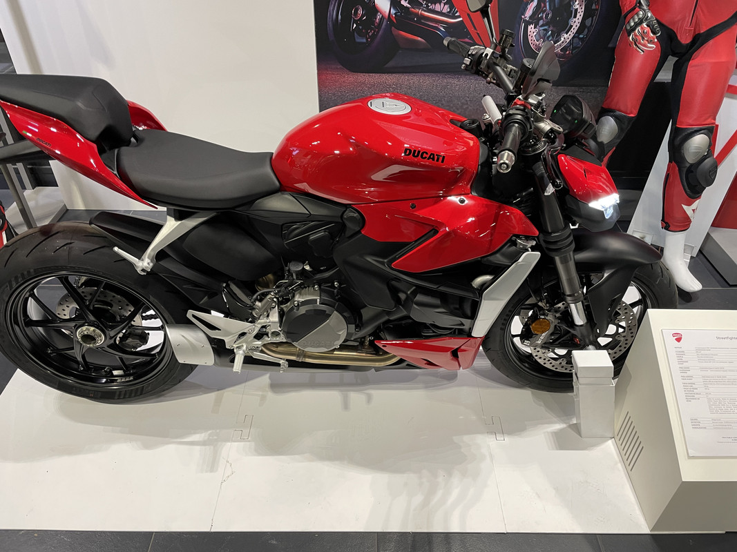 7ADF5B10-1262-434E-84DA-62D465B0AD6B