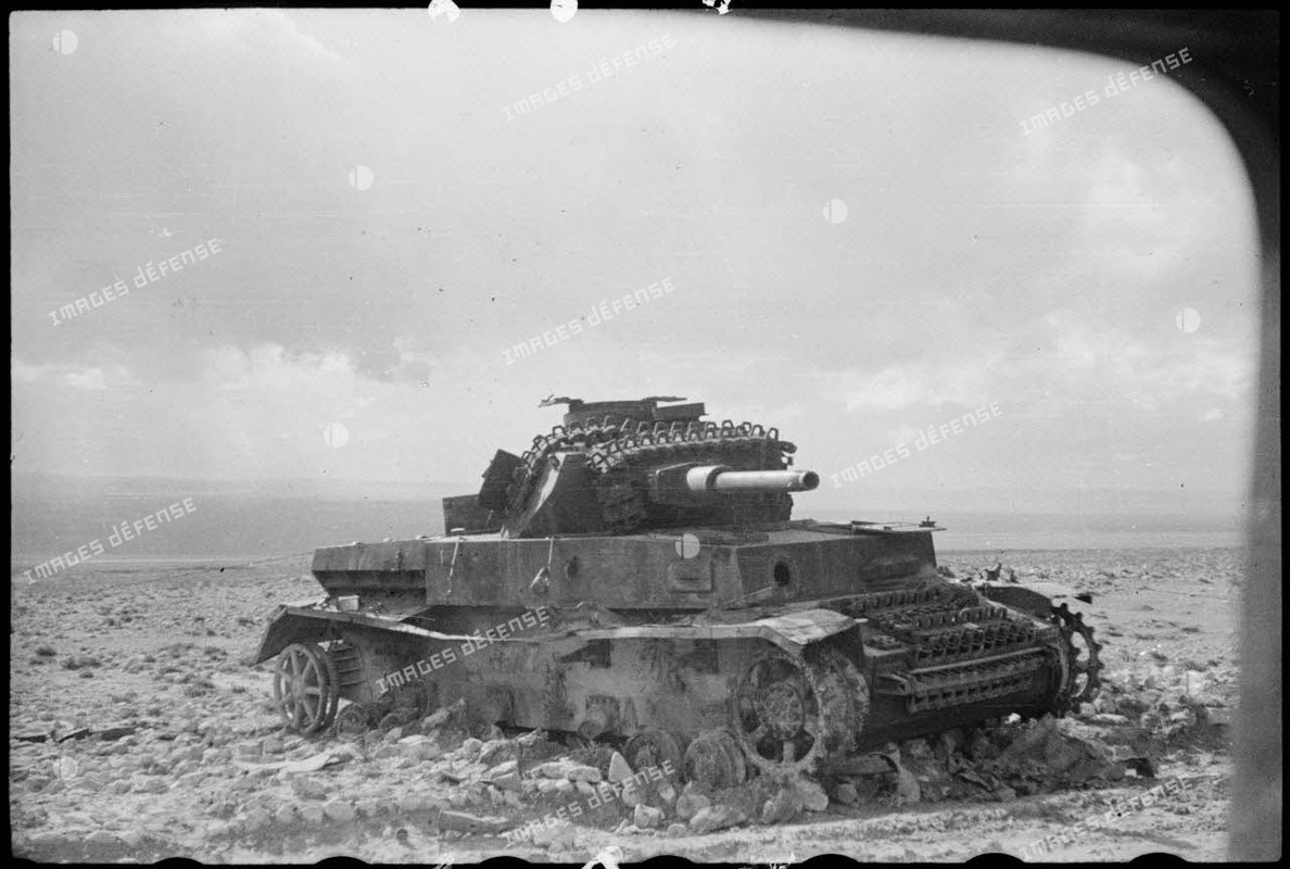 Epave d'un char allemand Panzer-IV sur le champ de bataille de Kasserine (2)