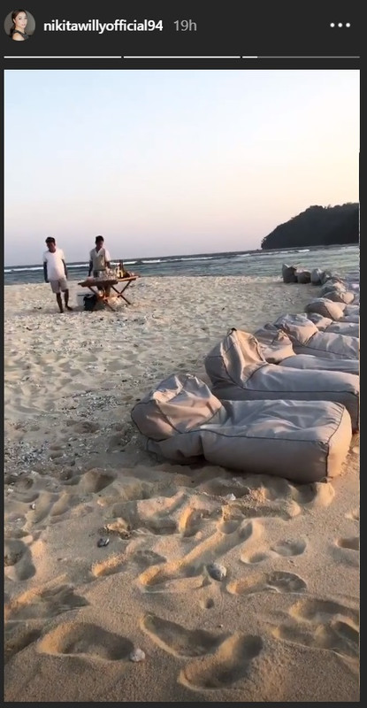 Nikita Willy dan teman-temannya ketika bersantai di tepi Pulau Banda