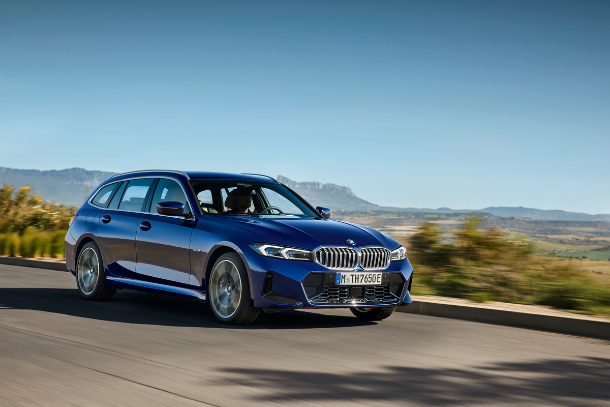 P90462512_highRes_the-new-bmw-330e-tou