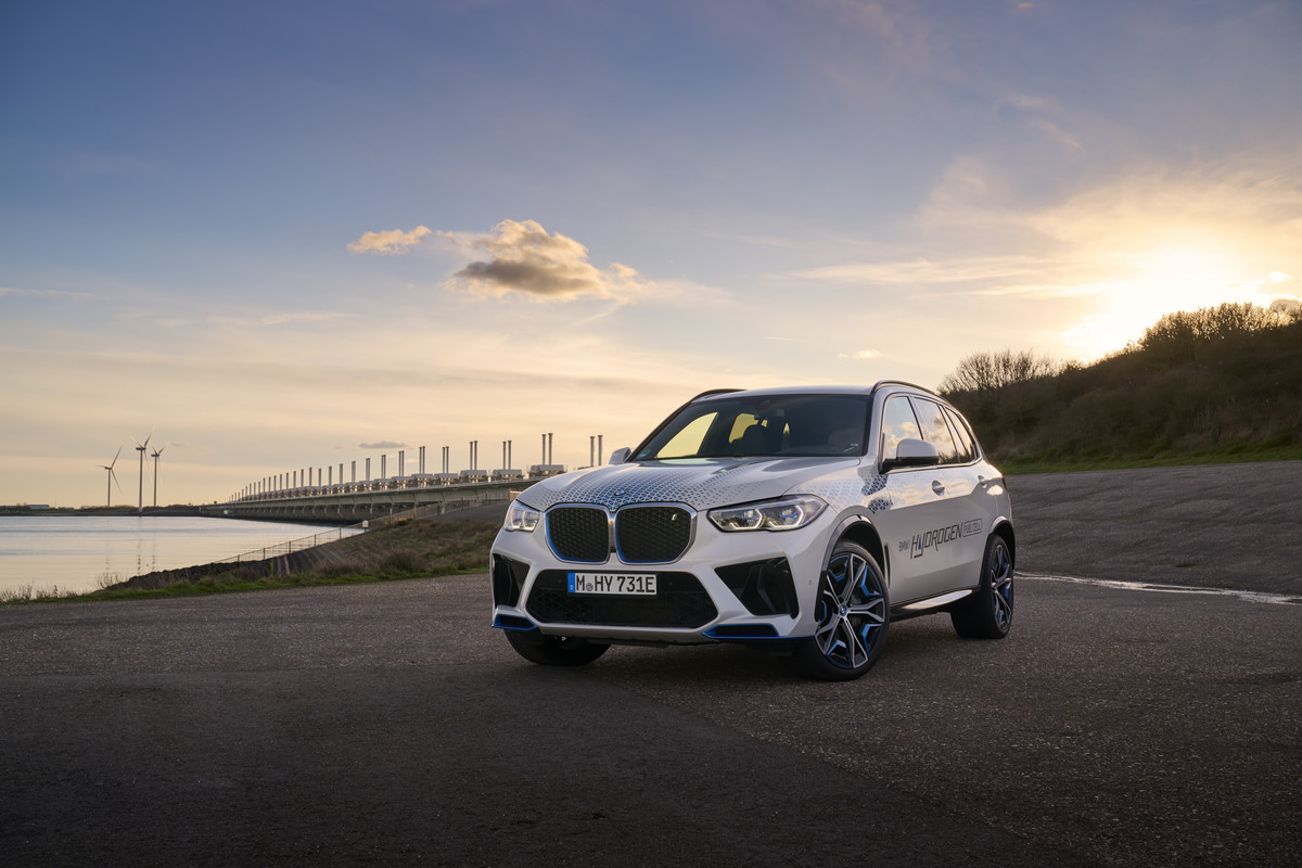 P90494401_highRes_bmw-ix5-hydrogen-on-