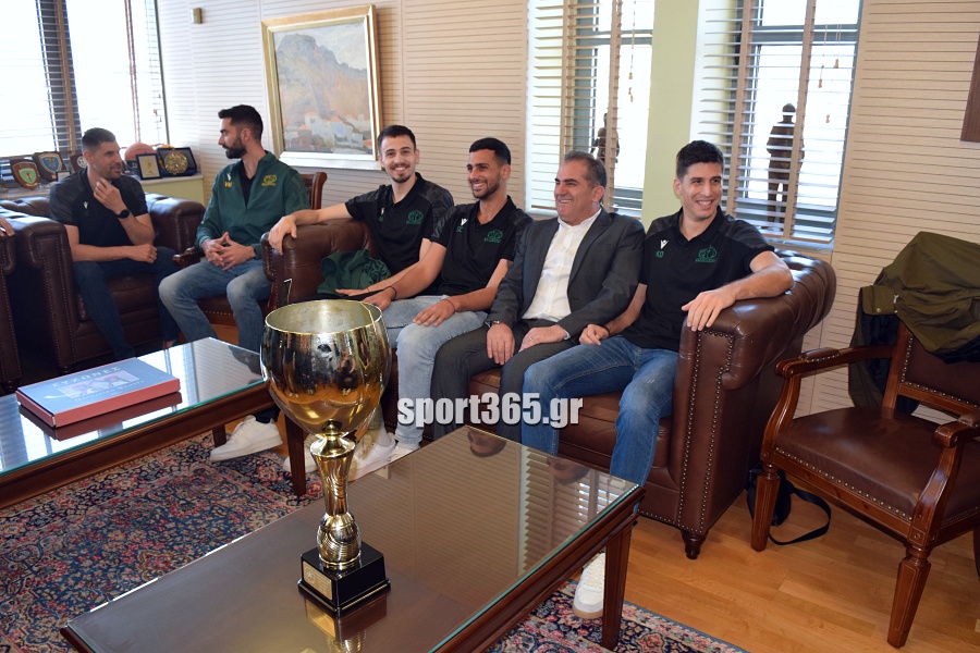 , Οι θριαμβευτές της Καλαμάτας ’80 στο Δημαρχείο: Η πόλη υποκλίθηκε στους πρωταθλητές! – «Να γιορτάσουμε και για την Μαύρη Θύελλα» (φωτο & βίντεο)