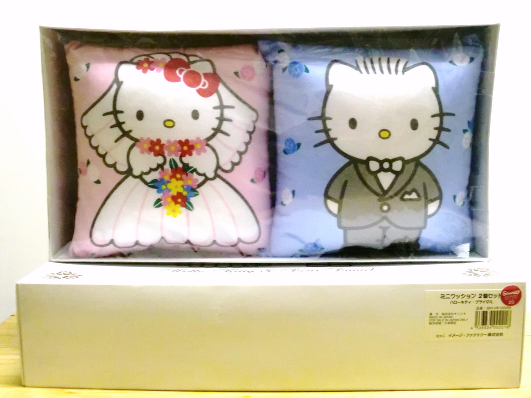 Hello-Kitty-Wedding-Pillow-Set-b