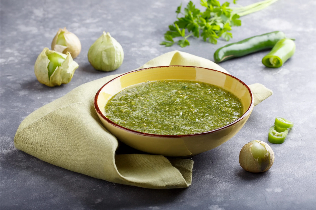 ¿Cómo quitarle lo ácido a una salsa verde?