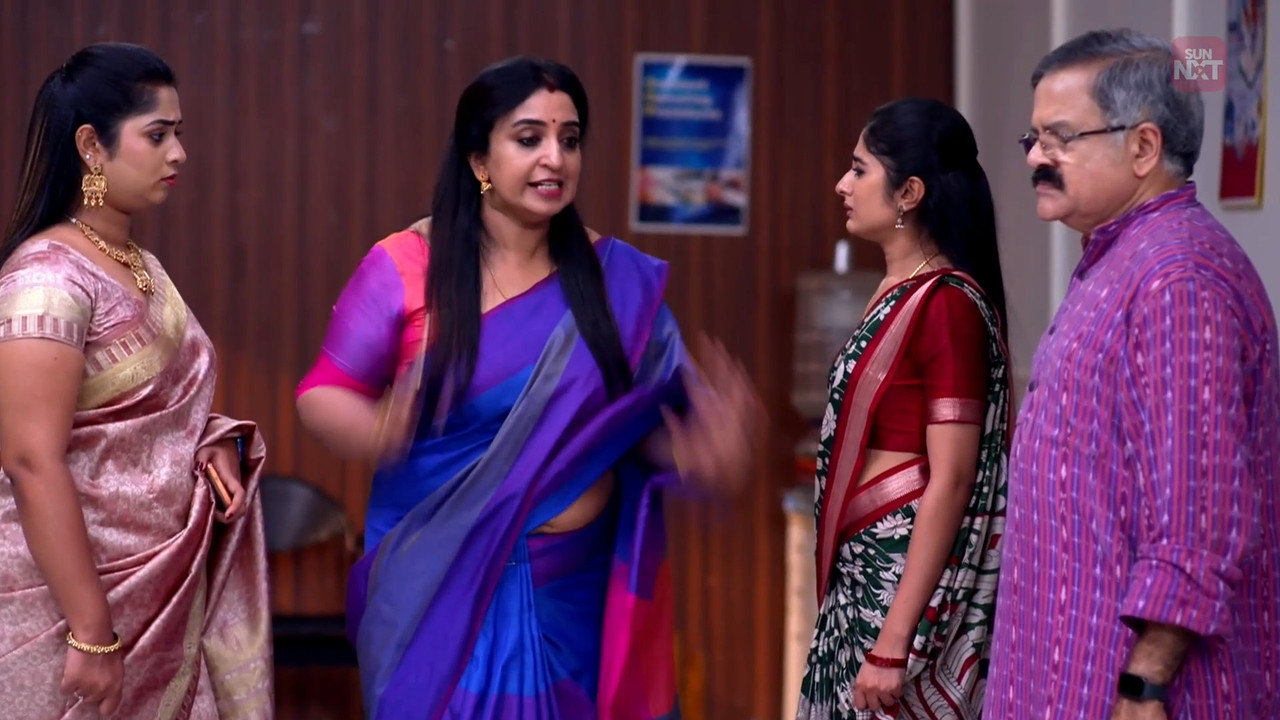 Sona Nair Latest Rare  Big Deep Fleshy Navel slips in Saree.mp4_snapshot_00.01.715