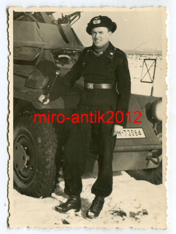 Foto, Panzermänner mit ihrem Panzerspähwagen, Gr