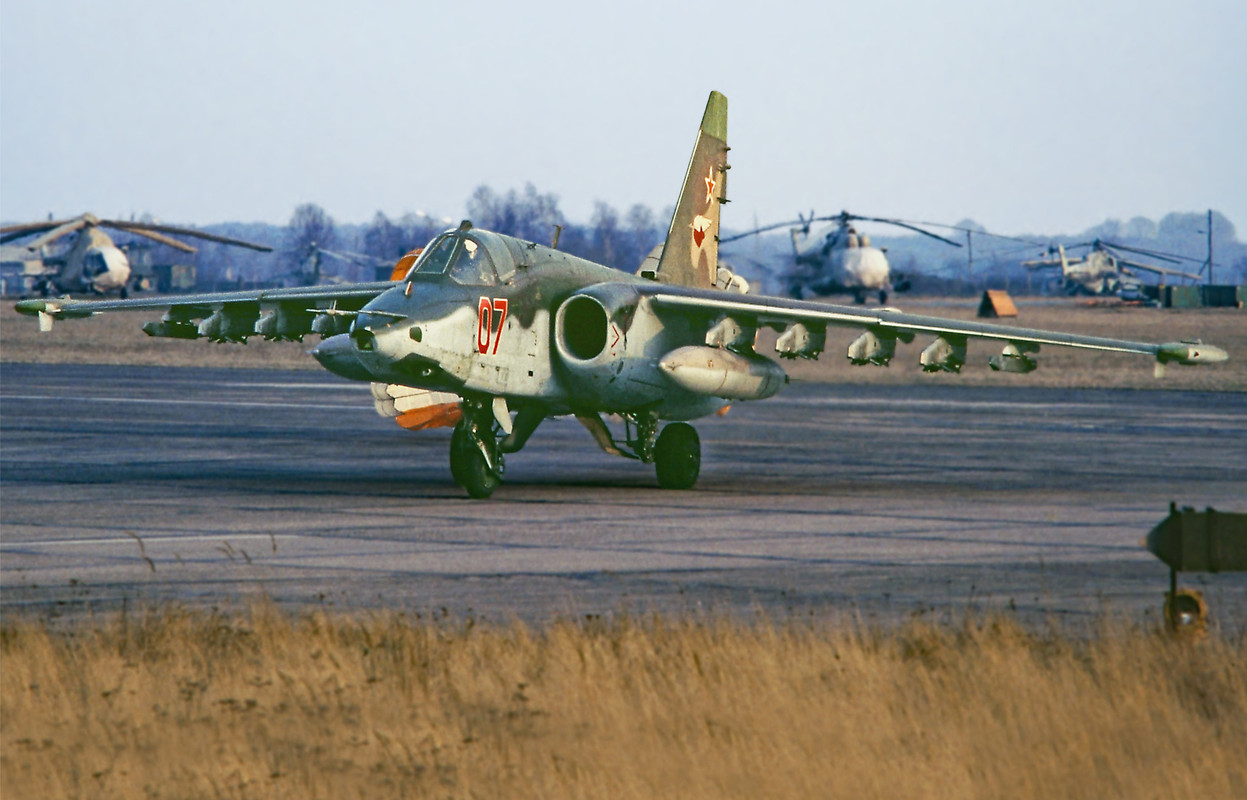 357 OSHAP Su-25 07 Red (cn ) Brandis _3 Frühling 1992