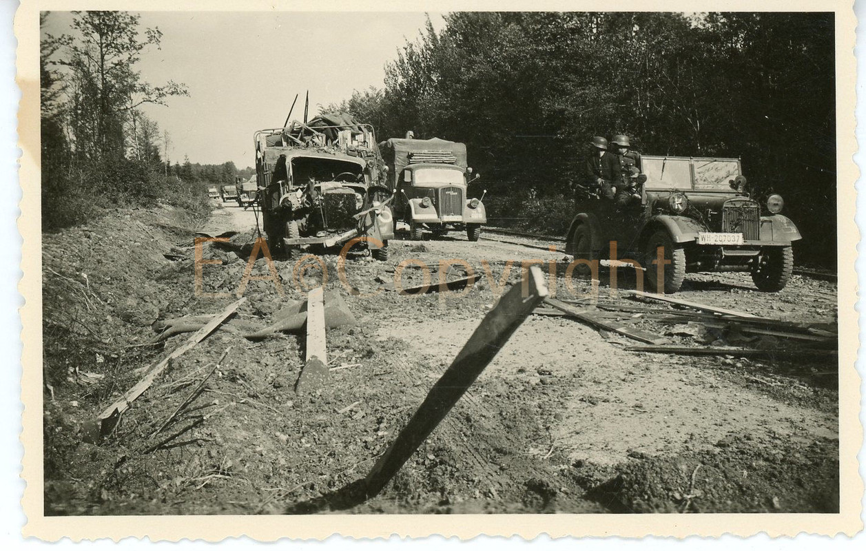 Frankreich PKW Auto Wagen Kämpfe LKW Foto1