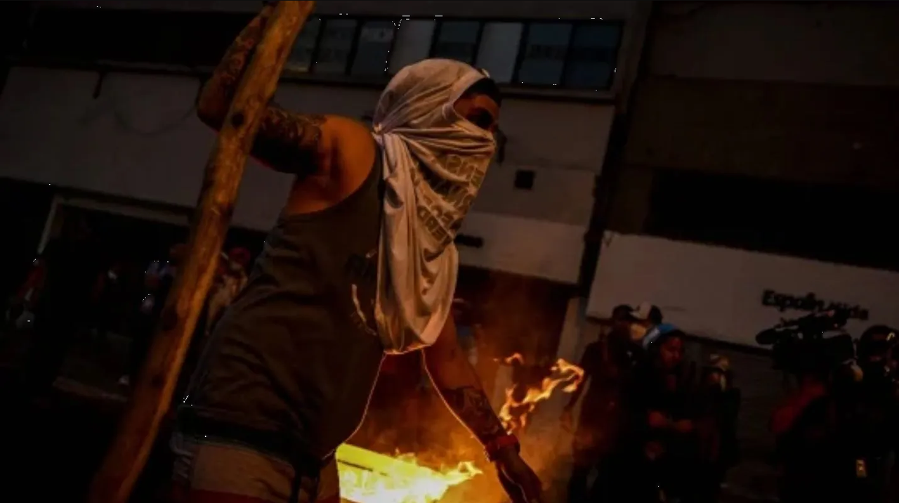 Exigen elecciones anticipadas en Perú; Dina Boluarte pide calma