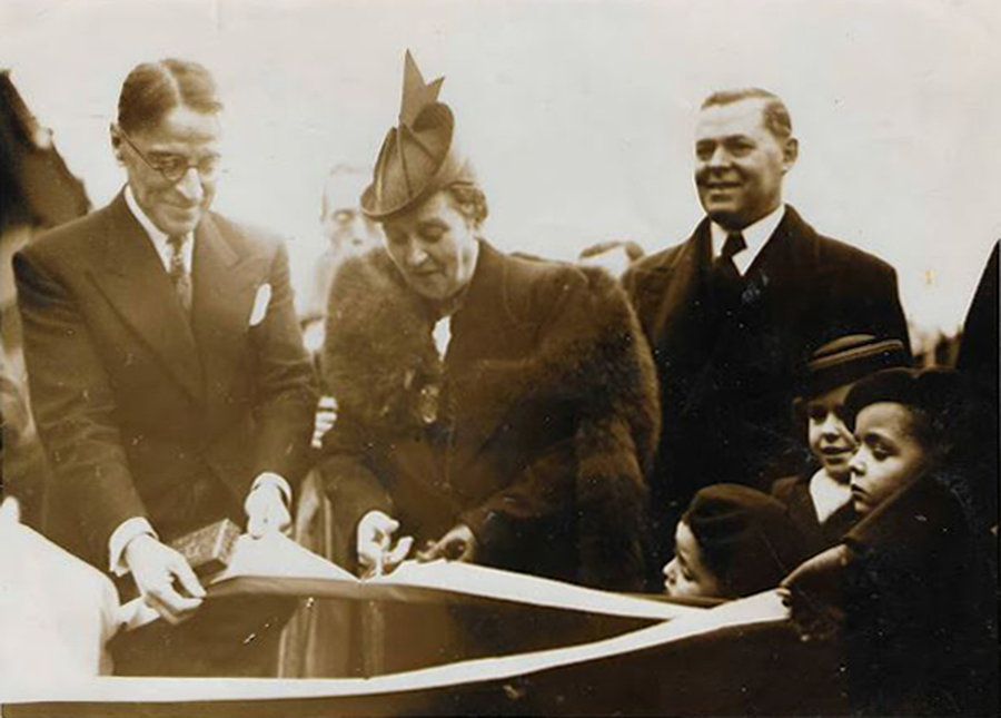 ЛК Миссис Монс ножницами перерезает трехцветную ленту, которая символически соединяет Ришелье с набе