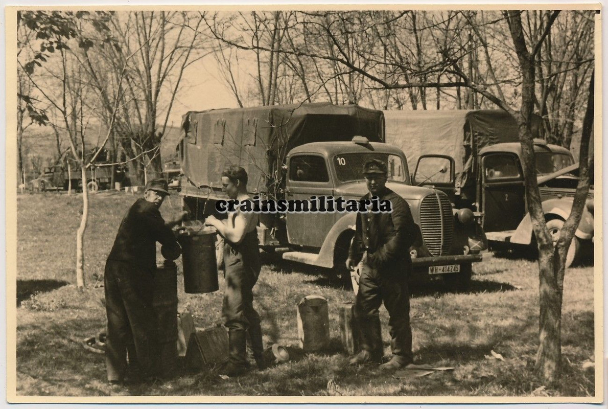 Orig. Foto Gebirgsjäger b. Biwak mit Ford Lkw in