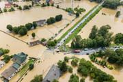 Inundación con vehículos de rescate, ejemplo de riesgo climático con impacto financiero