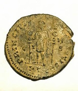 Nummus de Constantino I. PRINCIPI IVVENTVTIS. Emperador estante con 2 estandartes. Lugdunum. 20191021-213348