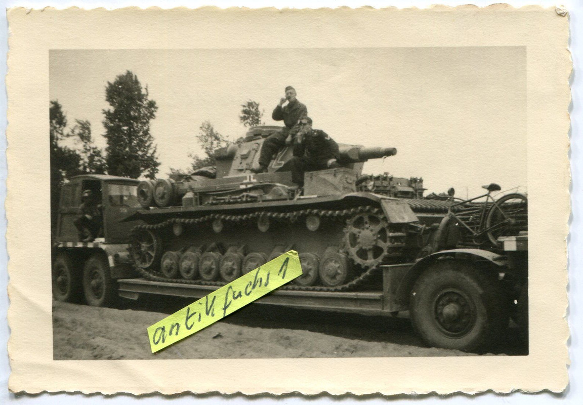 Deutscher Panzer auf Tieflade-Transport-Anhänger